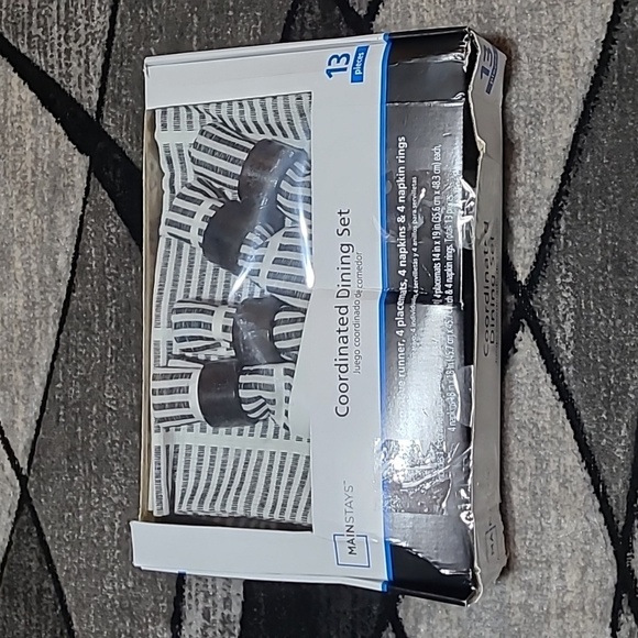 COORDINATED DINING SET BLACK & WHITE 1-RUNNER 4- RINGS 4- PLACEMATS 4- NAPKINS - Picture 1 of 11